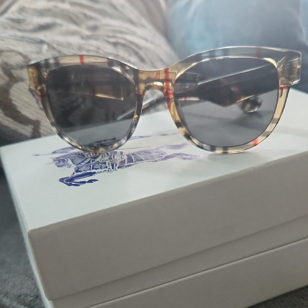 Burberry Black and Tan Sunglasses with Gradient Lenses